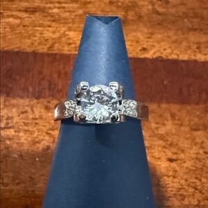 Elegant Silver Ring with Clear Gemstone